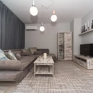 fashionable-1bd-flat-in-the-centre-of-plovdiv.plovdiv-hotels.com/